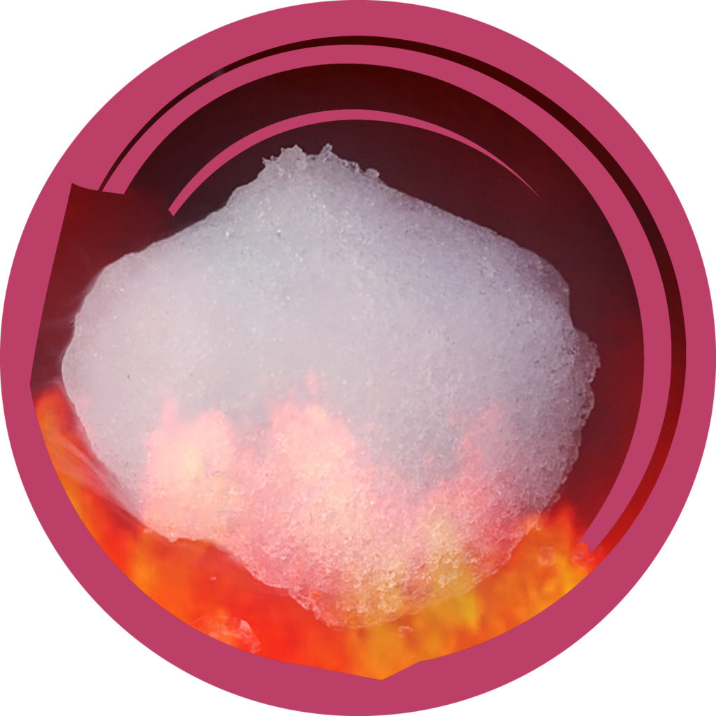 Rundes Bild, in dem ein Schnellball im Feuer oder in der Glut liegend zu sehen ist.